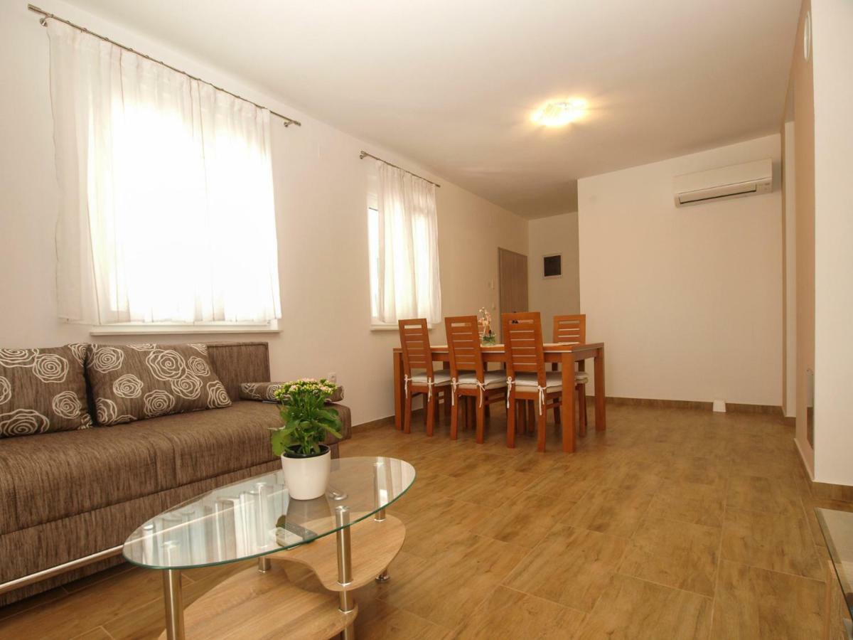4 Stars Apartments-Pikula Fazana Exterior photo