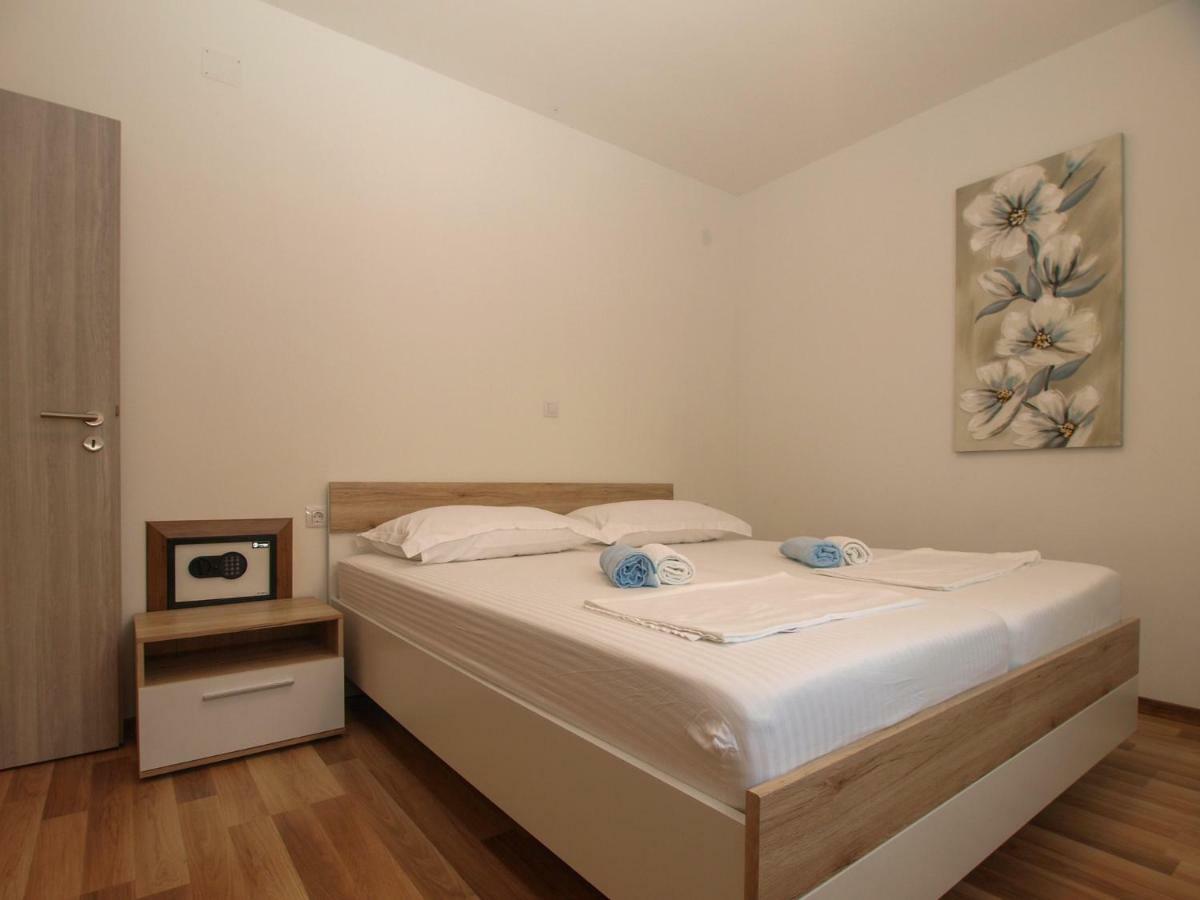 4 Stars Apartments-Pikula Fazana Exterior photo