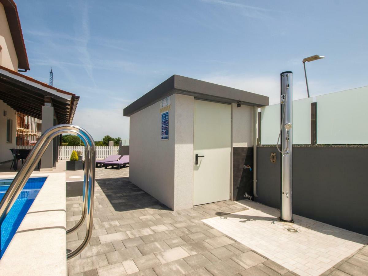 4 Stars Apartments-Pikula Fazana Exterior photo
