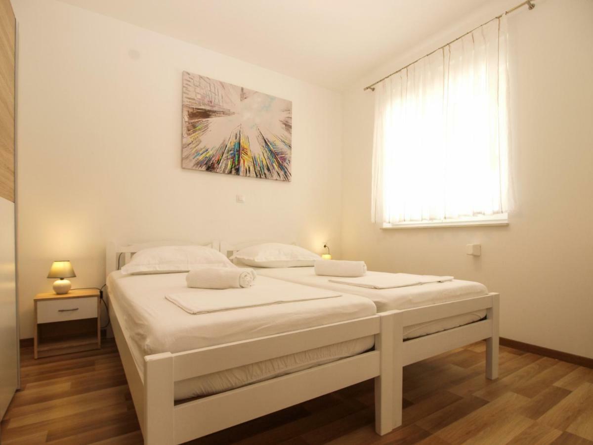 4 Stars Apartments-Pikula Fazana Exterior photo