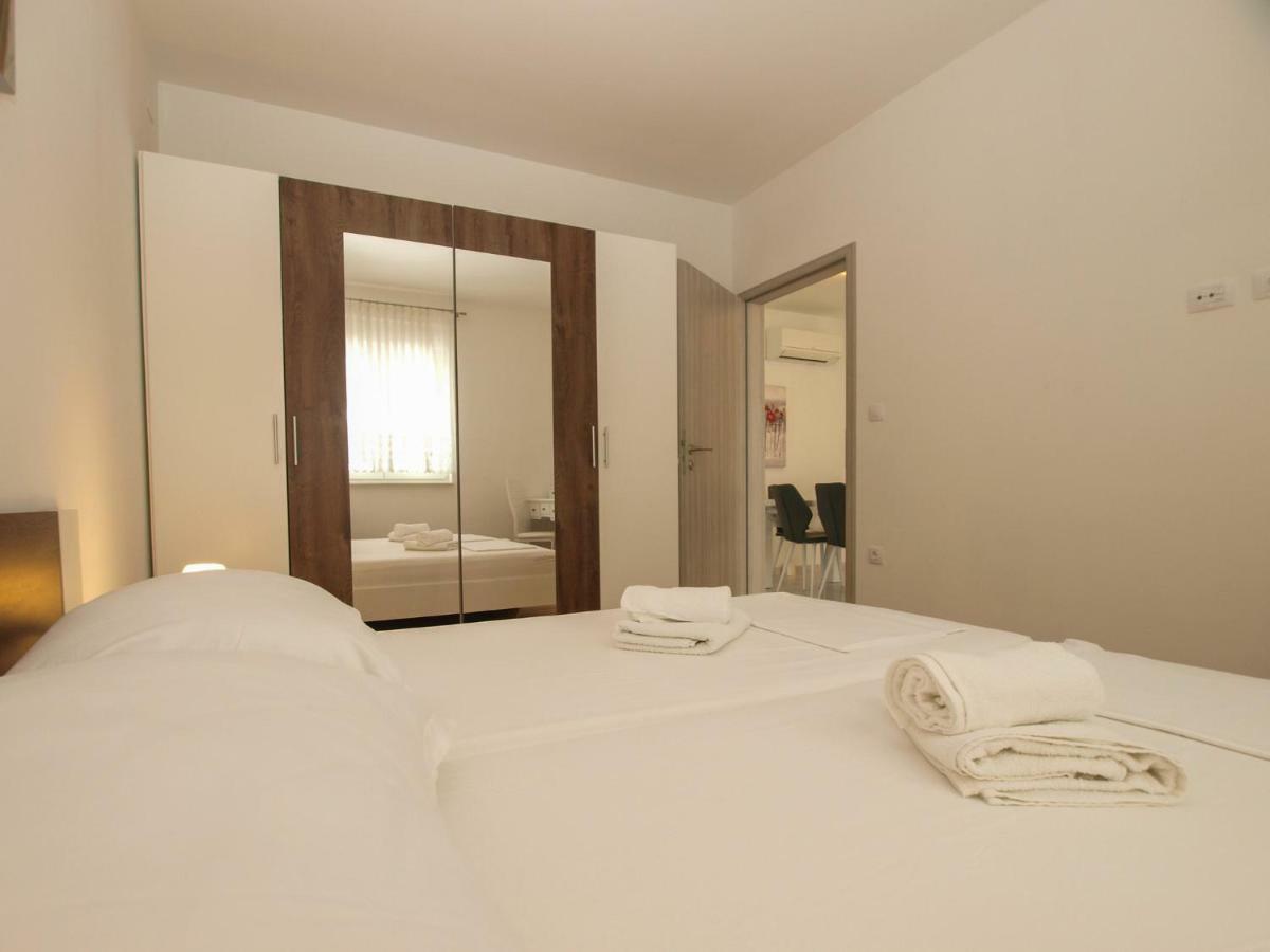 4 Stars Apartments-Pikula Fazana Exterior photo