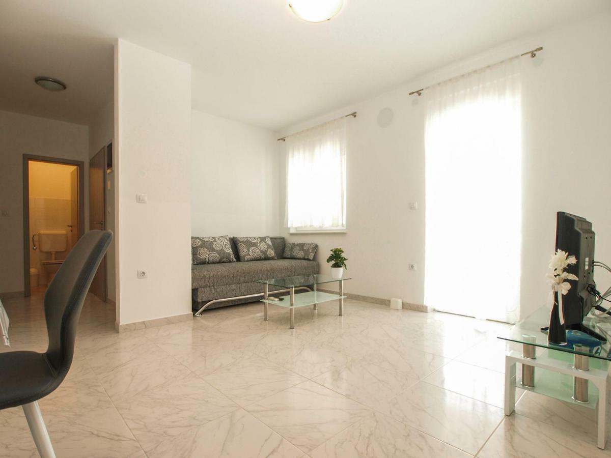 4 Stars Apartments-Pikula Fazana Exterior photo