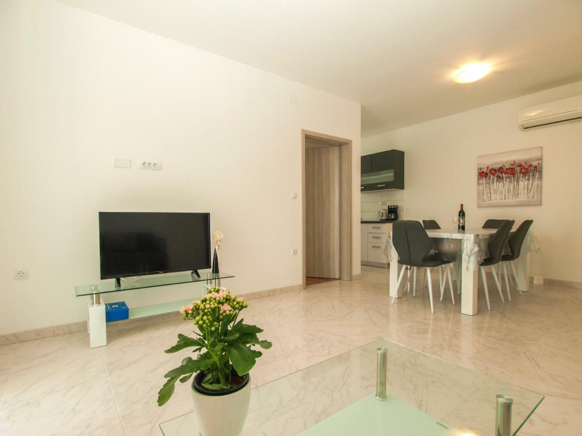 4 Stars Apartments-Pikula Fazana Exterior photo