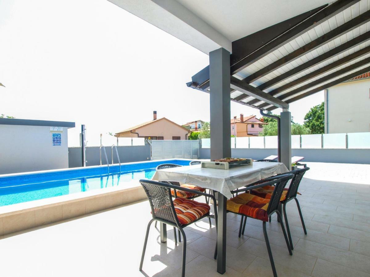 4 Stars Apartments-Pikula Fazana Exterior photo