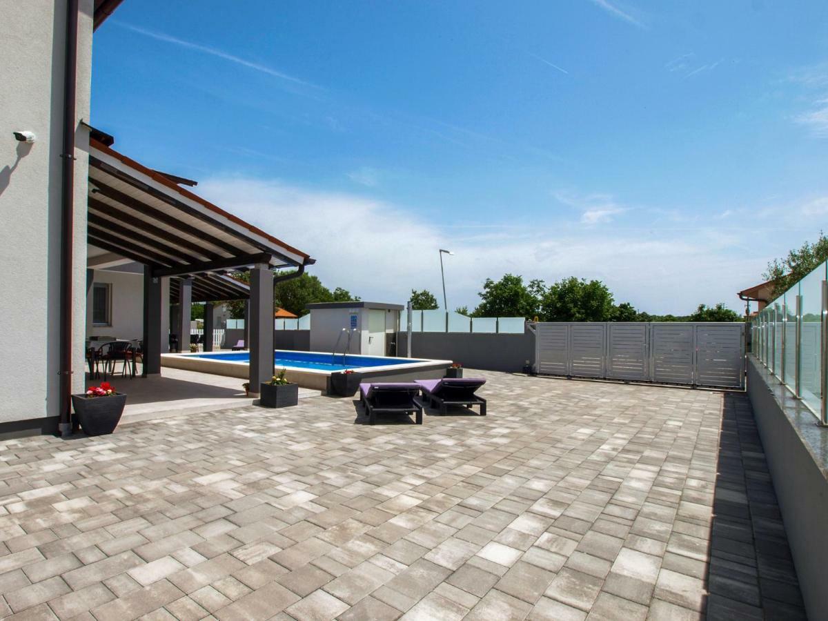 4 Stars Apartments-Pikula Fazana Exterior photo
