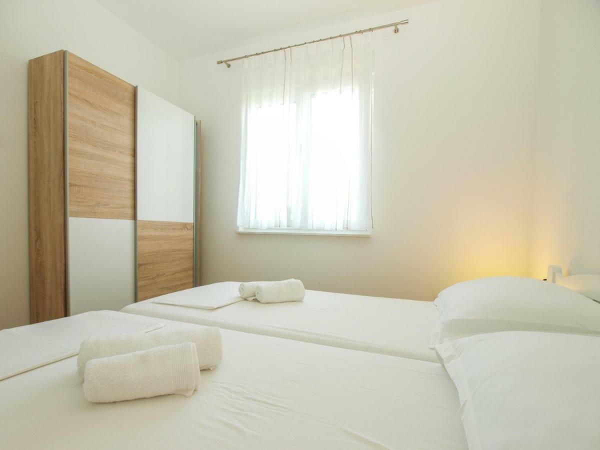 4 Stars Apartments-Pikula Fazana Exterior photo