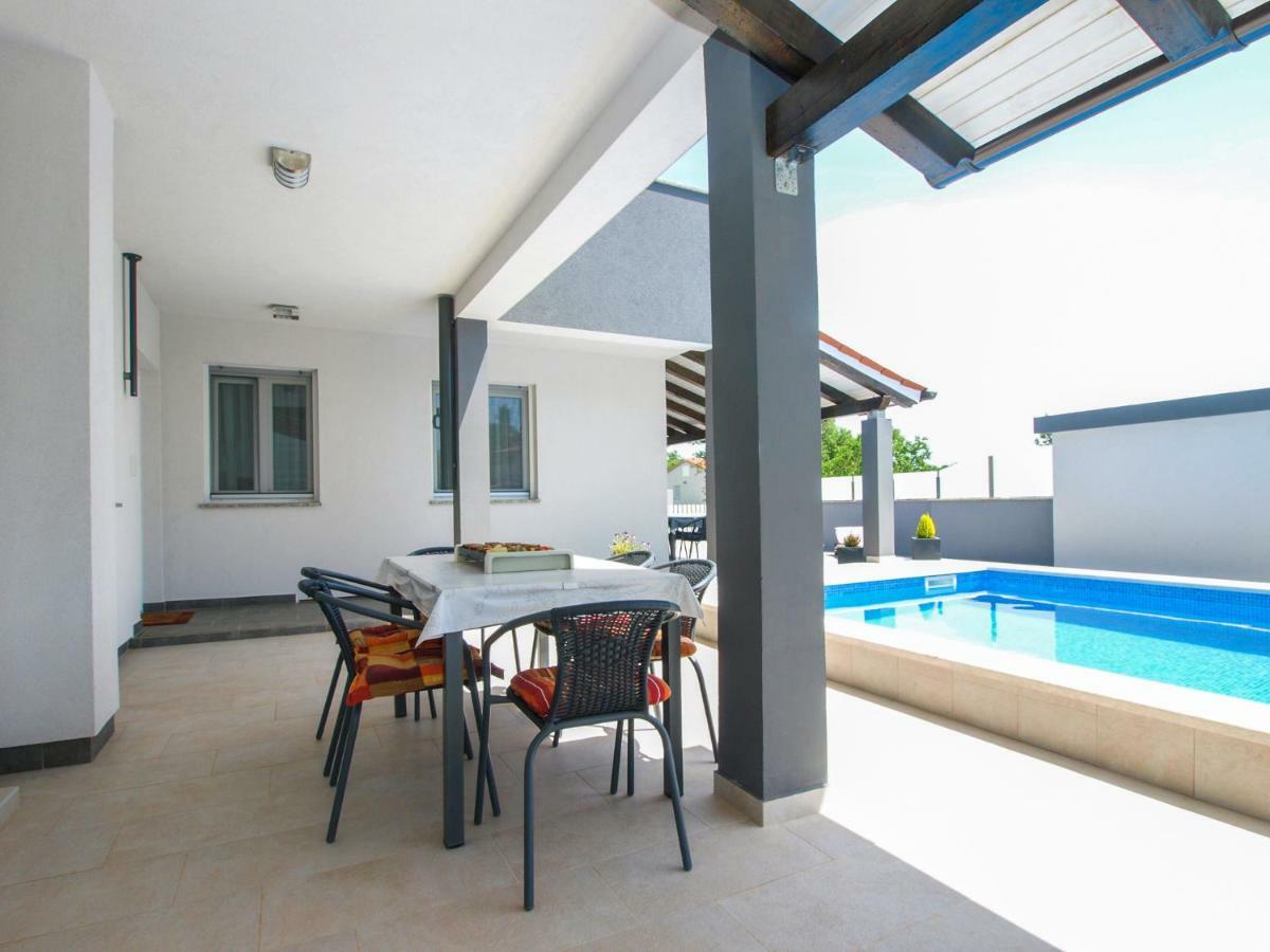 4 Stars Apartments-Pikula Fazana Exterior photo